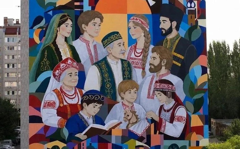 В новом мурале Энгельса чиновница увидела безусловную любовь к России