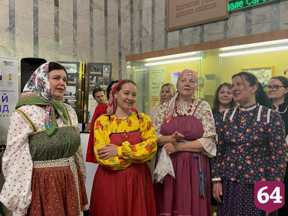 Известный фотограф представил в Саратове фотопроект о национальных костюмах России