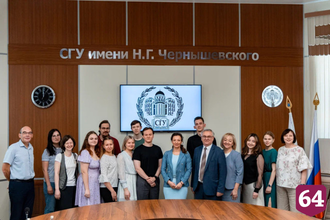 Анна Кузнецова встретилась в Саратове со студенческими семьями