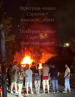 В Саратове автомобиль врезался в столб и загорелся
