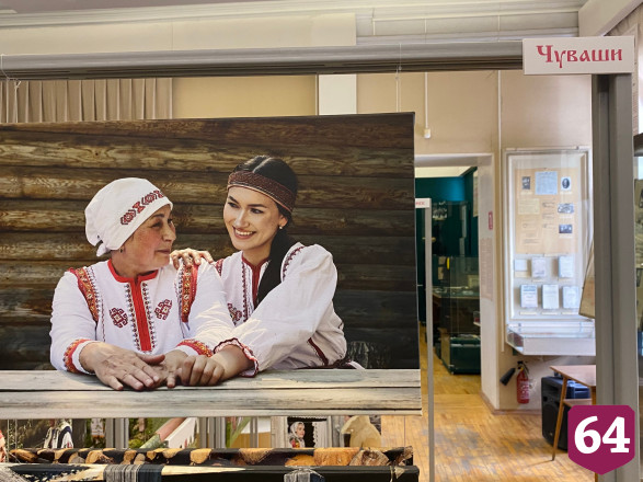 Известный фотограф представил в Саратове фотопроект о национальных костюмах России