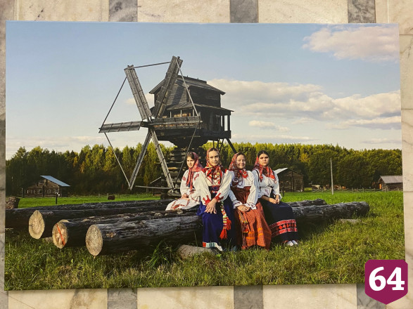 Известный фотограф представил в Саратове фотопроект о национальных костюмах России