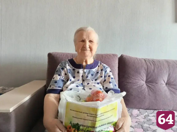 Саратовцы делятся со стариками урожаем кабачков и малины 