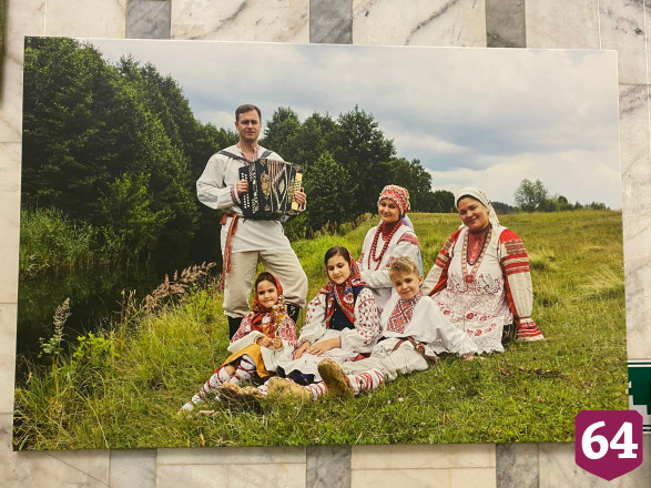 Известный фотограф представил в Саратове фотопроект о национальных костюмах России