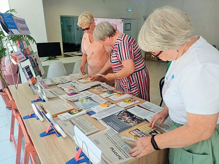 Саратовским пенсионерам в библиотеке рассказывают о льготах